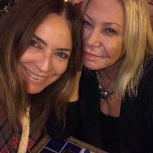 Özlem Akınözü Instagram - 40 yıl....dile kolay,benim CAN’ım,ABLAM,KARDEŞİM,DERT ORTAĞIM HERŞEYİM♥️Ne desem ne anlatsam nasıl anlatsam ki bendeki yerini...Her yıl seninle yeni yaşıma girmenin keyfi tarif edilemez canım benim,seni çoookkk seviyorum @arzuaren  ve kıymetlimsin benim🙏🏻🧿😇♥️✨✨✨✨