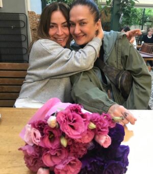 Özlem Akınözü Instagram - Hergünüme ayrı güzellik katan,iyi kilerimin başında yer alan,35 yıllık dostluğuna,o hiç bozulmayan altın kalbine ve bu en sevdiğim çiçeklerine,bana verdiğin eşsiz değere ve güzelliklere sonsuz teşekkür ediyorum @yesimguloffical hep yanımda ol ama hep bitanemm🙏🏻♥️😇🥰