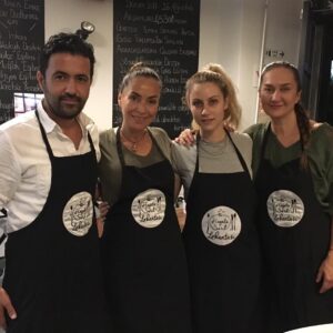 Özlem Akınözü Instagram - Biz bu akşamda HAYATA SARIL dık🙏🏻🙏🏻🙏🏻 @ayse_tukrukcu @lokantahayatasaril
