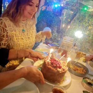 Özlem Akınözü Instagram - Mumumu yaktım,dileklerimi tuttum🙏🏻Dünümde,bugünümde yanımda olan,yarınımdada yanımda olacağına inandığım sevgili dostlarım ve dün akşamdan başlayıp bugünüme anlam katan gerek sosyal medya aracılığı ile gerek mesajları ile bana kendimi değerli ve eşsiz hissettiren herkese sonsuz teşekkür ediyorum🙏🏻İyi ki yollarımız kesişmis🙏🏻😊🎂🤍