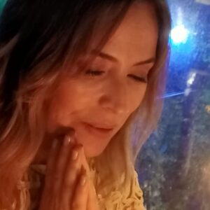 Özlem Akınözü Instagram - Mumumu yaktım,dileklerimi tuttum🙏🏻Dünümde,bugünümde yanımda olan,yarınımdada yanımda olacağına inandığım sevgili dostlarım ve dün akşamdan başlayıp bugünüme anlam katan gerek sosyal medya aracılığı ile gerek mesajları ile bana kendimi değerli ve eşsiz hissettiren herkese sonsuz teşekkür ediyorum🙏🏻İyi ki yollarımız kesişmis🙏🏻😊🎂🤍