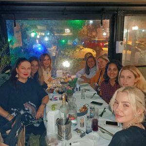 Özlem Akınözü Instagram - Mumumu yaktım,dileklerimi tuttum🙏🏻Dünümde,bugünümde yanımda olan,yarınımdada yanımda olacağına inandığım sevgili dostlarım ve dün akşamdan başlayıp bugünüme anlam katan gerek sosyal medya aracılığı ile gerek mesajları ile bana kendimi değerli ve eşsiz hissettiren herkese sonsuz teşekkür ediyorum🙏🏻İyi ki yollarımız kesişmis🙏🏻😊🎂🤍