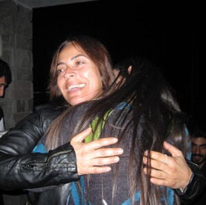 Özlem Akınözü Instagram - Benim meleğim,kızım,kardeşim,arkadaşım,sırdaşım,dizimin dibinden ayrılmayanım,sarılmalara onunla aynı sahnede oynamaya doyamadığım @mujgankoralturk ‘üm bulmuş bu kareleri...O günlere özlemle🙏🏻😊♥️ #tektürkiyedizi #holtezelal#dilahemsire