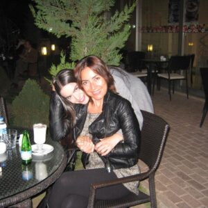 Özlem Akınözü Instagram - Benim meleğim,kızım,kardeşim,arkadaşım,sırdaşım,dizimin dibinden ayrılmayanım,sarılmalara onunla aynı sahnede oynamaya doyamadığım @mujgankoralturk ‘üm bulmuş bu kareleri...O günlere özlemle🙏🏻😊♥️ #tektürkiyedizi #holtezelal#dilahemsire