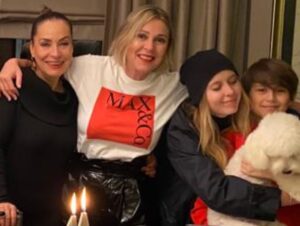 Özlem Akınözü Instagram - Güzel insanlar olsun hayatınızda tıpkı sen gibi @ranahorelyilmaz iyi kilerimin başında yerin🙏🏻en kötü günümüz böyle olsun🙏🏻Yeni yıl sana ve tüm sevdiklerine sağlık mutluluk bolluk ve bereketle gelsin🙏🏻✨✨✨🎄🎅🏻🍾🥂💃🏾❤️👼