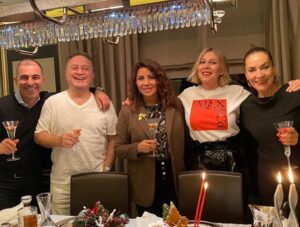 Özlem Akınözü Instagram - Güzel insanlar olsun hayatınızda tıpkı sen gibi @ranahorelyilmaz iyi kilerimin başında yerin🙏🏻en kötü günümüz böyle olsun🙏🏻Yeni yıl sana ve tüm sevdiklerine sağlık mutluluk bolluk ve bereketle gelsin🙏🏻✨✨✨🎄🎅🏻🍾🥂💃🏾❤️👼