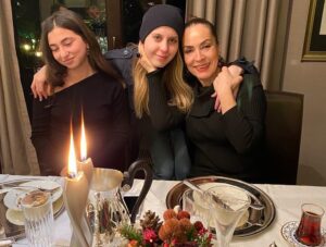 Özlem Akınözü Instagram - Güzel insanlar olsun hayatınızda tıpkı sen gibi @ranahorelyilmaz iyi kilerimin başında yerin🙏🏻en kötü günümüz böyle olsun🙏🏻Yeni yıl sana ve tüm sevdiklerine sağlık mutluluk bolluk ve bereketle gelsin🙏🏻✨✨✨🎄🎅🏻🍾🥂💃🏾❤️👼