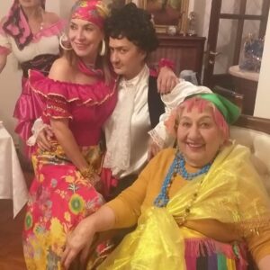 Özlem Akınözü Instagram - Canım arkadaşım @nuray3435 bizlere o güzel evinin kapılarını açarak nefis bir akşam yaşattı Çingene partisi ile💃🏾💃🏾bu kostümleri bizler için hazırlayan #vivi ‘ye sonsuz teşekkür ediyorum eline emeğine sağlık🙏🏻En kötü günümüz böyle olsun🙏🏻🧿✨💃🏾❤️