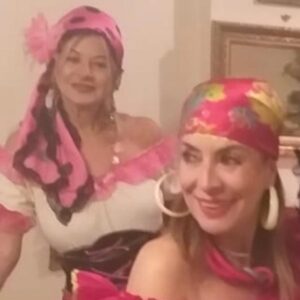 Özlem Akınözü Instagram - Canım arkadaşım @nuray3435 bizlere o güzel evinin kapılarını açarak nefis bir akşam yaşattı Çingene partisi ile💃🏾💃🏾bu kostümleri bizler için hazırlayan #vivi ‘ye sonsuz teşekkür ediyorum eline emeğine sağlık🙏🏻En kötü günümüz böyle olsun🙏🏻🧿✨💃🏾❤️