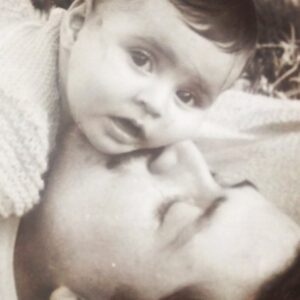 Özlem Akınözü Instagram - BABA,
Sırtındaki dağ’dır.
BABA,
Çınar ağacıdır.
BABA,
Ekmeğin,aş’ın,ocağındır.
BABA,
En güvenli alanındır.
BABA,
Sahip olduğun değerlerin mimarıdır.
BABA,
İlk Aşk’tır..... BABALAR GÜNÜ KUTLU OLSUN🙏🏻