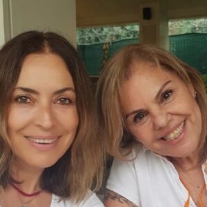 Özlem Akınözü Instagram - Ne güzel bir gündü,ne çok anı var #kavaklıdereteniskulübü senin o güzel bahçende,orada büyüttük çocuklarımızı,gençliğimizi...kimimiz torun torbaya karıştık,kimimiz asker yolu gözlüyor🙏🏻yüzler değişiyor ama ruhlarımız hep aynı🙏🏻🙏🏻🙏🏻