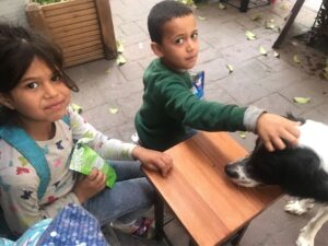 Özlem Akınözü Instagram - ESMA&SALİH ve ARCHİE...Ellerinde sattıkları mendilleri ve yüreklerinde kocaman SEVGİLERİ❤️
