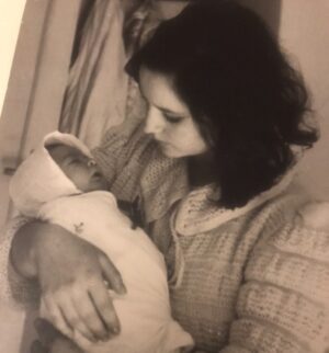 Özlem Akınözü Instagram - Tam 57 yıl önce bugün bu saatlerde gözlerimi açtığım bu dünya,acısıyla tatlısıyla,aldıklarıyla verdikleriyle ne çok şey kattı bana.Hep iyiliğin,sevginin gücüne inanıp peşinden koştum böylece kalkabildim pek çok zorluğun altından ve fazlasıyla mükafatını aldım,başta mükemmel bir evlada sahip oldum,çok güzel dostlarım arkadaşlarım oldu beni hiç yarı yolda bırakmayan,sonra bu mecra sayesinde pek çok can evlatlarım oldu🙏🏻Bu gün bana yaşattığınız tüm mutluluk için,hayatımda olduğunuz için hepinize ve bu hayata minnettarım🙏🏻