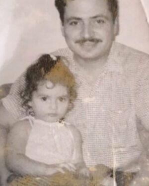 Özlem Akınözü Instagram - Sen gideli tam 33 yıl oldu..ne çok şey oldu,ne çok şey değişti,mesela ben kocaman bir kadın oldum,bir oğlum oldu senin adını verdiğim,o da büyüdü,tıpkı senin gibi bir kalbi var ailesi ve sevdikleri için atan,senin gibi her anımda yanımda olan beni sımsıkı sarıp sarmalayan,koruyup kollayan,Yedi kandilli ülker yıldızı gibi pırıl pırıl parlayarak senin adını yaşatan✨tek değişmeyen bu kocaman kadın hala bu fotodaki gibi içindeki küçük kız çocuğunun kalbini taşıyor ve sana olan sonsuz aşkı ve özlemiyle yaşamaya çalışıyor bir yerlerde beni gördüğünü,koruduğunu ve gurur duyduğunu bilerek🙏🏻😇Huzur içinde uyu BABAM🙏🏻