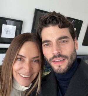 Özlem Akınözü Instagram - 32 yıl….Canımın içi biricik varlığım benim🙏🏻Allahın bana verdiği mucizem,bu hayatta dilediğin her ne varsa hayılısıyla gerçek olsun🙏🏻ışığın hiç sönmesin,yıldızın hep parlasın✨✨✨DOĞUM GÜNÜN KUTLU OLSUN CANIM OĞLUM👏🏻👏🏻👏🏻✨✨✨✨🧿🎂🎉🎊🎁♥️