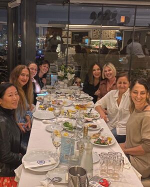 Özlem Akınözü Instagram - Sağlık,mutluluk dileyerek yine bir yaş daha aldım dün akşam yanımda olan,olamayan tüm sevdiklerimle🙏🏻🎂♥️Teşekkür ediyorum..