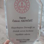 Özlem Akınözü Instagram - 23 Nisanda açmayı planladığımız ancak artan covid vakaları nedeniyle, rahmetli babam Süreyya Faruk Arın adına Kayseride kurduğumuz kütüphane bugün öğrencileriyle buluştu🙏🏻Umarım yeni öğretim yılında sizlerin yanında orada olabilir ve herbirinizi kucaklayabilirim🙏🏻Bu kütüphane için canla başla uğraşan benim can kardeşlerim @betulzafer25 @nurten_yetisir @muruvetbaskayaa @zaferkilic04 @snemtk ve tüm hayırseverlere sonsuz teşekkür ve şükranla🙏🏻🙏🏻🙏🏻İYİ Kİ VARSINIZ👏🏻👏🏻👏🏻