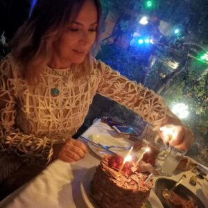 Özlem Akınözü Instagram - Mumumu yaktım,dileklerimi tuttum🙏🏻Dünümde,bugünümde yanımda olan,yarınımdada yanımda olacağına inandığım sevgili dostlarım ve dün akşamdan başlayıp bugünüme anlam katan gerek sosyal medya aracılığı ile gerek mesajları ile bana kendimi değerli ve eşsiz hissettiren herkese sonsuz teşekkür ediyorum🙏🏻İyi ki yollarımız kesişmis🙏🏻😊🎂🤍
