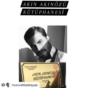 Özlem Akınözü Instagram - Bu okulda okuyacak ve bu kütüphaneden faydalanacak her bir  çocuğun en az senin kadar başarılı olmasını diliyorum @akinakinozu🙏🏻ve sevgili @muruvetbaskayaa bu evlatlarımıza okumaları için elinden geleni yapman ve bunu da oğlumun adıyla taçlandırman ve beni de vesile kılmanın verdiği gurur tarif edilemez🙏🏻iyi ki tanımışım seni@muruvetbaskayaa with @get_repost
・・・
2. Güzel projem 'den Bahsetmek istiyorum biraz. Bitlis'te Akın AKINÖZÜ 'nün doğum gününü kutlamak amacıyla miniklerimiz için kurulan kütüphaneye birde siz bakın. 🧚‍♀️ o çocukların tek istedikleri okumak.. öğretmenleri hep istiyormuş bir kütüphane olmasını. Seslerini biz duyduk🙏 hepimiz eskiden biliriz bir hikaye kitabının sırayla kaç el gezdiğini.. bol bol kitap gönderdik eksiklerini tamamlamak için.

Ve birde size benim yanımda olan kahramanlarımdan bahsedeyim.
.
.
🌸 @ozlemakinozu baştan sona o kadar büyük destek verdi ki. Anlatamam.! 🧡 en büyük Destekçim. çocuklarla heyecanlanıp ,herseyiyle ilgilendi  hakkınızı ödeyemem iyi ki varsınız ve iyi ki tanıdık sizi 🙈
.
.
🌸 @hayirkapisidernegii kütüphaneyi bulmamizda yardımcı olan, ilk günden beri bizi yalnız bırakmayan Güzeller güzeli yardımseverimiz Nurten hanım'a teşekkürü bir borç bilirim. Iyi ki varsınız 💚
.
.
🌸 @betulzafer25 benim en iyi kalpli destekçim hep yanımda oldun hep hep Allah başımızdan eksik etmesin.🖤
.
.
🌸#sinem Ablam , canım en büyük Mimarım... sanada ne kadar teşekkür etsem az. Her zaman yanimda oldun. Seni cok seviyorum💚

@ahmetgumuss61 @tugreklamajansi ve bu harika tabelanın mimarı sayın.... cok teşekkür ederiz. Miniklerimiz sizin sayenizde mutlu oldular var olun. 🙏

VEE asıl 22 Eylül doğum günü olan yakışıklı @akinakinozu 'ne.. desteğini hiç esirgemedin. Herşeyi çocukların mutluluğu icin yaptın. Senin güzel kalbini görebildiğimiz icin ne kadar çok şanslıyız. Sizin sayenizde onlarca çocuk güldü. Nice sağlıklı mutlu huzurlu yaşlarınız olsun iyi ki doğdunuz..🤍 #22eylül 
#hercai #akinakinözü #ebruşahin #akınakınözü #miayapım #kutuphane @takinozu