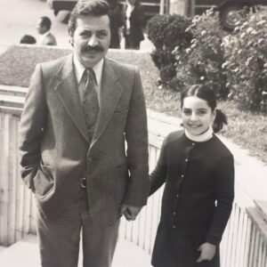 Özlem Akınözü Instagram - Evlatlarının elini bir an bile bırakmayan,son nefeslerine kadar onları koruyup kollayan,başta rahmetli babam olmak üzere tüm baba’ların  BABALAR GÜNÜ KUTLU OLSUN🙏🏻