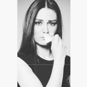 Özlem Yılmaz Instagram - Her gün milyonlarca kadın, fiziksel ve ya psikolojik şiddete maruz kalıyor. Ve malesef bu kadınların çoğu gördükleri şiddetin bir gün son bulacağını umarak; susmayı, kendi söylemlerince sabretmeyi tercih ediyorlar. Oysa sabrın sonu selamettir.. Şiddetin ise, daha büyük şiddet! Bu duruma tahammül etmeyin.. Kaçın, gidin, uzaklaşın.. SUSMAYIN!! #challengeaccepted #womansupportingwomen #istanbulsözleşmesiyaşatır #kadınaşiddetehayır