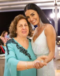 Özlem Yılmaz Instagram - 18 yaşımdan beri her bir romantik/slow dans müziği duyduğumuzda Annemi dansa kaldırdığımı biliyor muydunuz? Düğün dernek bir kenara, müsait bir yerde arabayı sağa çekip sokağın ortasında bile dans etmişliğimiz var.. Evdeysek bu zaten hep böyle.. #çünküben #babamınkızıyım