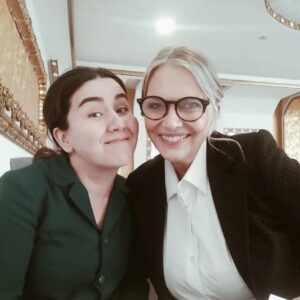Ümmü Putgül Instagram - #turkbakkali kısa filmi sürprizlerle dolu oldu. 
Güzel senaryosu,ekibi,nezaketi ve yönetimiyle @ekremaydin__ la çalışma tanışma fırsatı ;

Yine yeni muhteşem arkadaşlar @sudeyyazici
@dogukaninceli @ottomandogan  kazanmak 

Çocuğumun babası eski beyim sevgili sanat yönetmenimle @samsakil 🤭 ilk kez bir sette birlikte çalışma şaşkınlığı ve keyfi 

And amazing German actress @nicolebelstlerboettcher .. Happy to meet you Happy to work with you 🤍

@emrahsakallioglu2 gerilla ruhu ve diğer sevgili ekip 🌼

Yine sevdiğim bir karakter sevgili "Firdevs" 💓 

23-24.03.2022 🌼