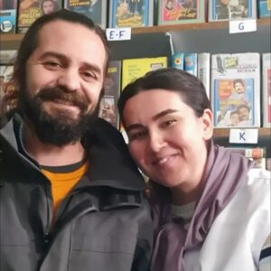 Ümmü Putgül Instagram - #turkbakkali kısa filmi sürprizlerle dolu oldu. 
Güzel senaryosu,ekibi,nezaketi ve yönetimiyle @ekremaydin__ la çalışma tanışma fırsatı ;

Yine yeni muhteşem arkadaşlar @sudeyyazici
@dogukaninceli @ottomandogan  kazanmak 

Çocuğumun babası eski beyim sevgili sanat yönetmenimle @samsakil 🤭 ilk kez bir sette birlikte çalışma şaşkınlığı ve keyfi 

And amazing German actress @nicolebelstlerboettcher .. Happy to meet you Happy to work with you 🤍

@emrahsakallioglu2 gerilla ruhu ve diğer sevgili ekip 🌼

Yine sevdiğim bir karakter sevgili "Firdevs" 💓 

23-24.03.2022 🌼