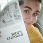 Ümmü Putgül Instagram - #turkbakkali kısa filmi sürprizlerle dolu oldu. Güzel senaryosu,ekibi,nezaketi ve yönetimiyle @ekremaydin__ la çalışma tanışma fırsatı ; Yine yeni muhteşem arkadaşlar @sudeyyazici @dogukaninceli @ottomandogan kazanmak Çocuğumun babası eski beyim sevgili sanat yönetmenimle @samsakil 🤭 ilk kez bir sette birlikte çalışma şaşkınlığı ve keyfi And amazing German actress @nicolebelstlerboettcher .. Happy to meet you Happy to work with you 🤍 @emrahsakallioglu2 gerilla ruhu ve diğer sevgili ekip 🌼 Yine sevdiğim bir karakter sevgili "Firdevs" 💓 23-24.03.2022 🌼