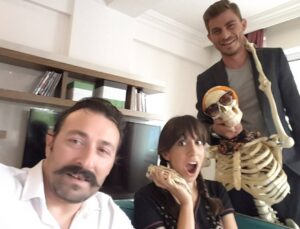 Şendoğan Öksüz Instagram - Rıfkı bir selfie çekelim dedi...
#ŞendoğanÖksüz 
#BüşraÇam
#ErenVurdem