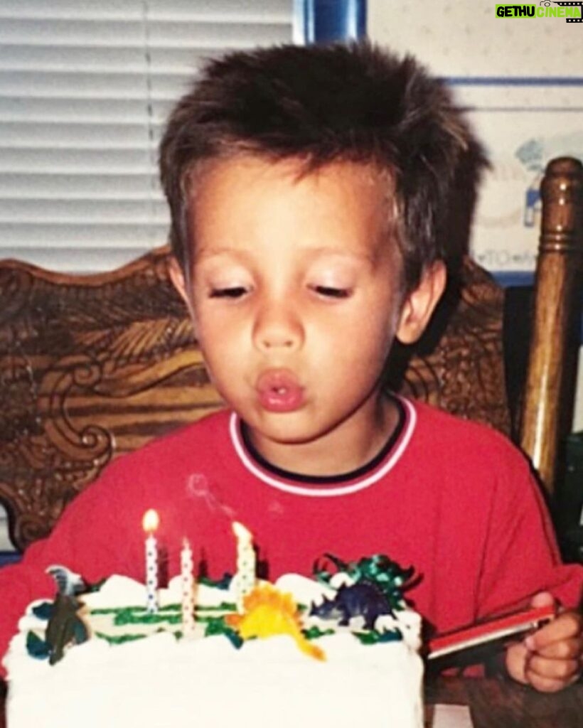 Cameron Dallas Instagram - Been rocking no eyebrows since I was 3 y’all late, Happy Birthday to me 🎂