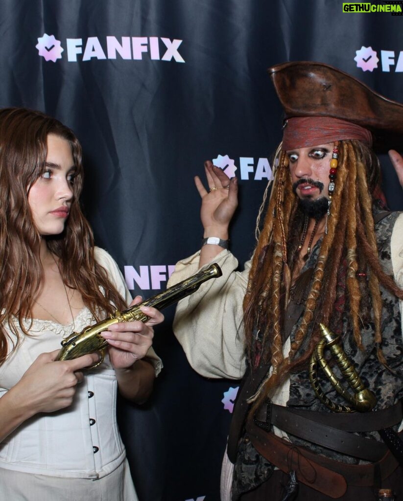 Cameron Dallas Instagram - *Captain Jack Sparrow & Elizabeth Swan ; Happy Halloween 🏴‍☠️