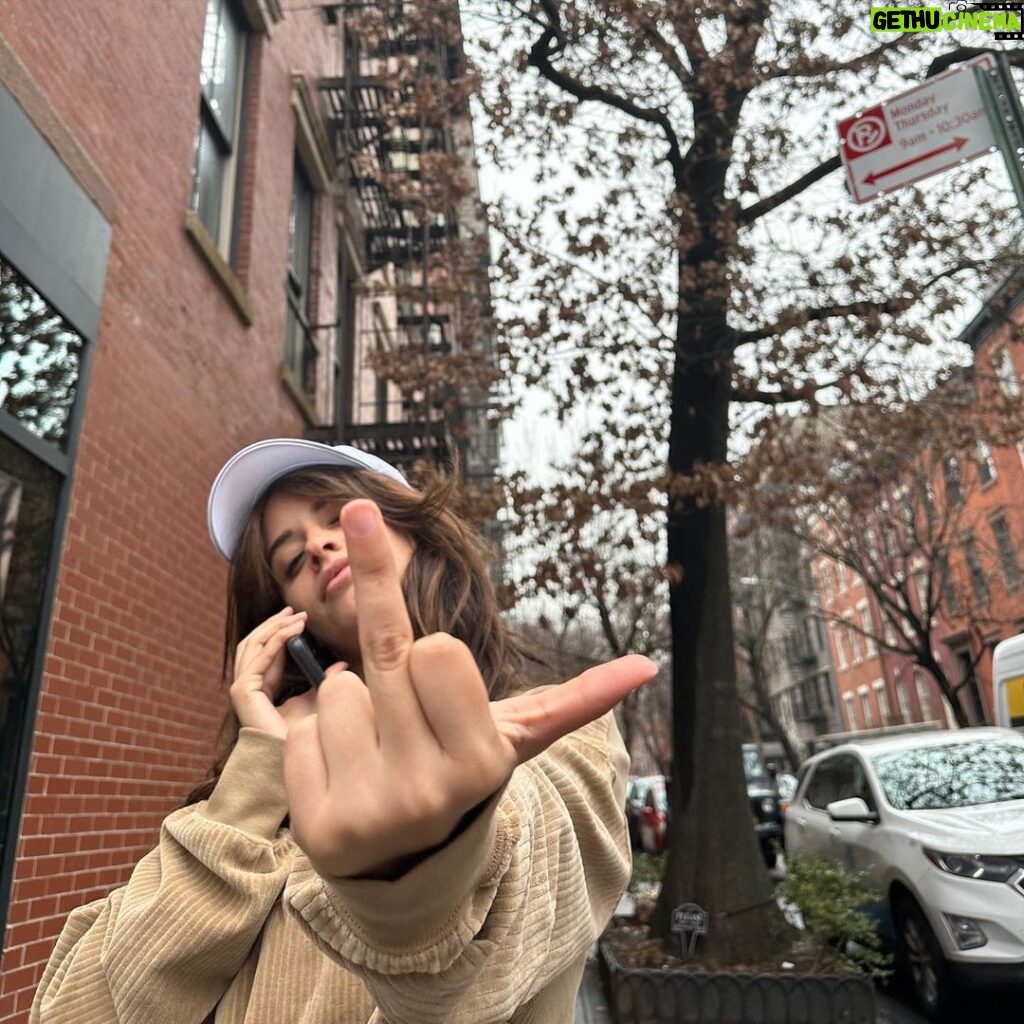 Camila Cabello Instagram - I’m team flip phone revolution . Maybe I can write the theme song guys 💪💪💪💪 Manhattan, New York