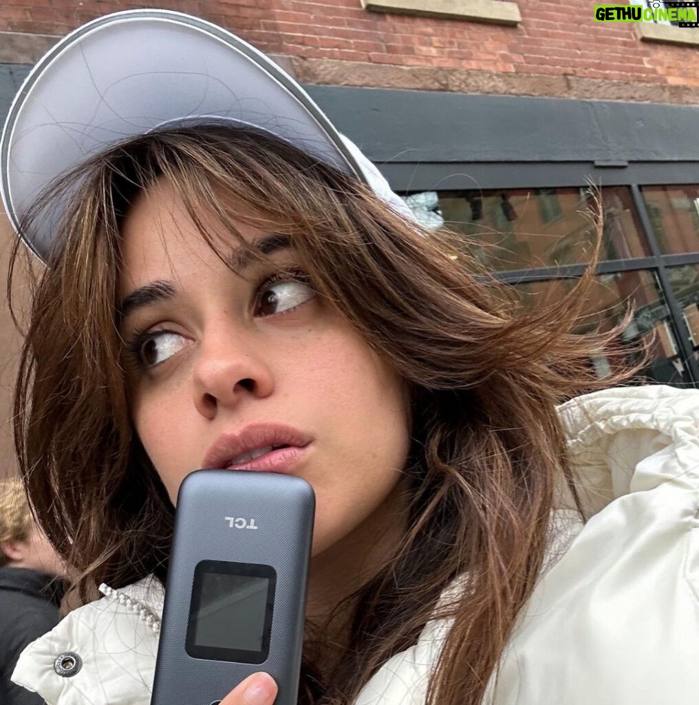 Camila Cabello Instagram - I’m team flip phone revolution . Maybe I can write the theme song guys 💪💪💪💪 Manhattan, New York