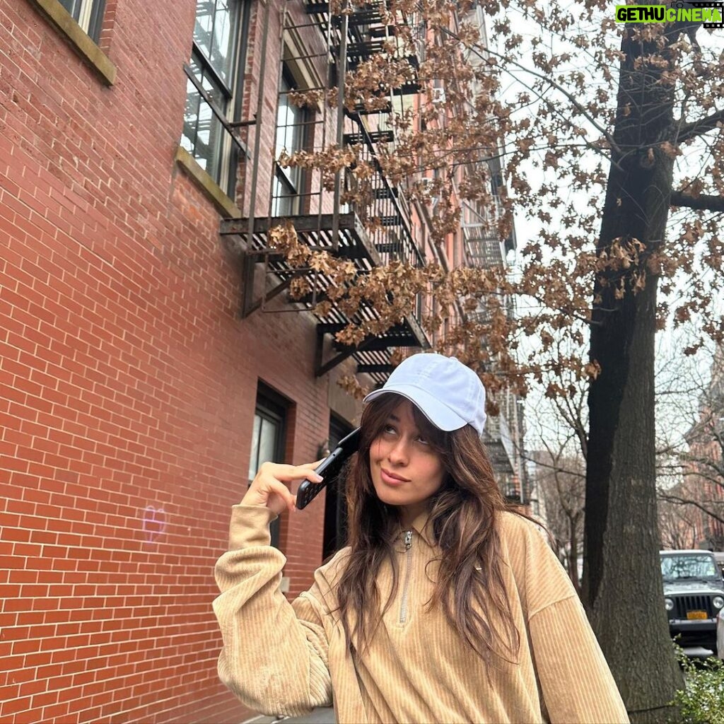 Camila Cabello Instagram - I’m team flip phone revolution . Maybe I can write the theme song guys 💪💪💪💪 Manhattan, New York