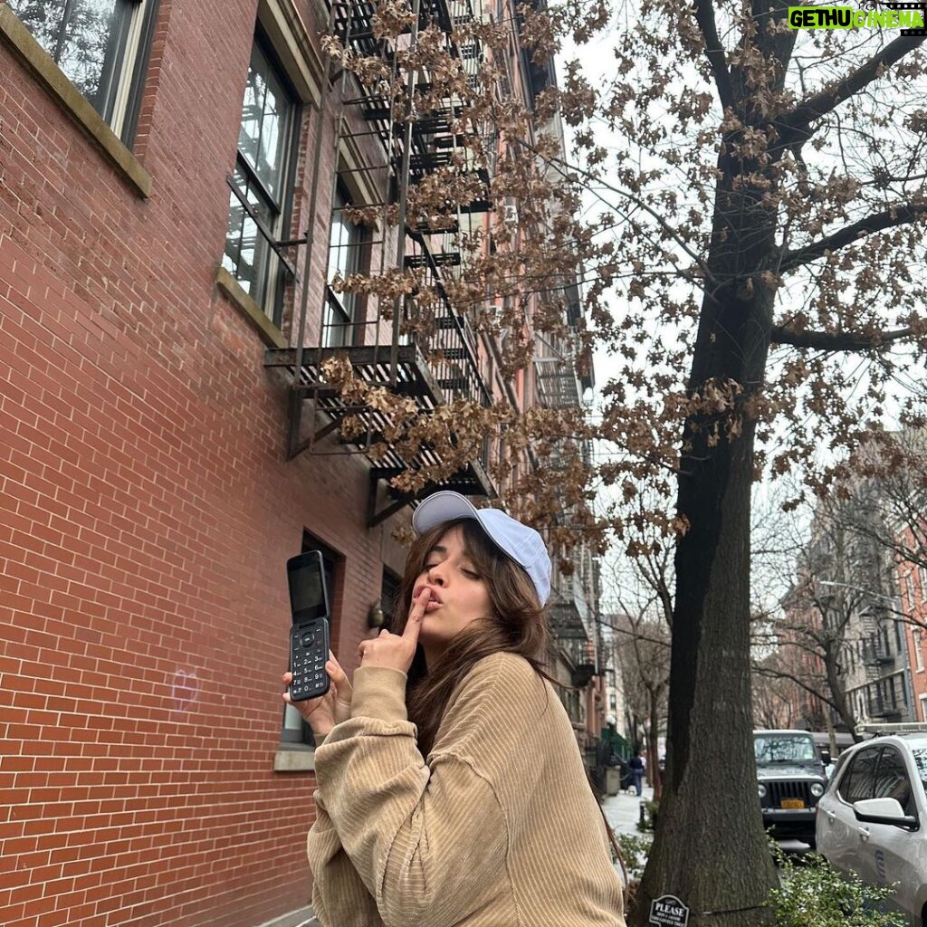 Camila Cabello Instagram - I’m team flip phone revolution . Maybe I can write the theme song guys 💪💪💪💪 Manhattan, New York