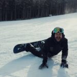 Camilo Instagram - Nos dijeron que había una familia de osos que pasaba todas las noches por el patio de la casa, y que estuviéramos pendientes para verlos. Nunca los vimos. Tenía susto de hacer snowboard por miedo a lesionarme. Bajé 10 veces una montaña entera en la tabla, salí sano y salvo, y cuando llegué a la casa me di un golpe en la pantorrilla, y casi me la arranco jajaja Tomé como 700 cafés al día para mantenerme caliente. Me puse la misma chaqueta todos los días porque era la única que calentaba bien. Me puse oxígeno un montón de veces, porque a 3800 metros de altura es muy difícil respirar. Pinté todos los días. Fuimos felices en la nieve. ❄️♥️🥶🐻🍄