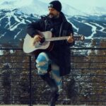 Camilo Instagram - No podía ver esas montañas y no sacar guitarra! Casi se me congelan los dedos 🥶♥️😝
