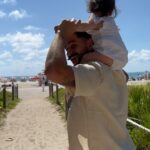 Camilo Instagram - Lágrimas. Hoy es un día para cerrar los ojos y llorar de agradecimiento por el milagro de que Dios nos haya invitado a ser parte de la creación del universo. Que Índigo sea vida de mi vida es un disparate que todavía no me cabe en el entendimiento. Feliz día a mi padre, que es tronco del que soy rama... y a mi suegro, que no de gratis le dicen el papá de los pollitos! 1. Viendo el mundo por primera vez cada vez que Índigo ve el mundo por primera vez. 2. Los dos señores viéndome en el exacto momento en que convertí en papá hace 14 meses. (Mi cara de cansado después de 29 horas de parto) 🌱