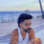 Camilo Instagram - Escuchar sus voces a coro con la mía cantando esta canción me da escalofríos. Me recuerda que no estamos solos. Incluso en el dolor, somos uno y nos acompañamos. Siempre. . 5:24 en vivo con las voces de La Tribu. Link en bio ♥️