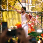 Camilo Instagram - La mejor parte de girar es ver desde arriba del escenario la cara de la gente mientras te cantan tus canciones de vuelta, contándote lo que significaron esas canciones en sus vidas. La Tribu ha sido siempre la verdadera dueña de todas estas canciones! Hoy les entrego mi álbum De Adentro Pa Afuera Deluxe Version, con versiones en vivo de esas canciones que han significado tanto en mi vida y en la de ustedes!! CON SUS VOCES! Esta canción justamente es De Adentro Pa Afuera, una historia del viaje que hay de la cabeza al corazón! VAYAN A ESCUCHAR EL ÁLBUM EN TODAS LAS PLATAFORMAS DIGITALES 💿 Link en mi Bio.