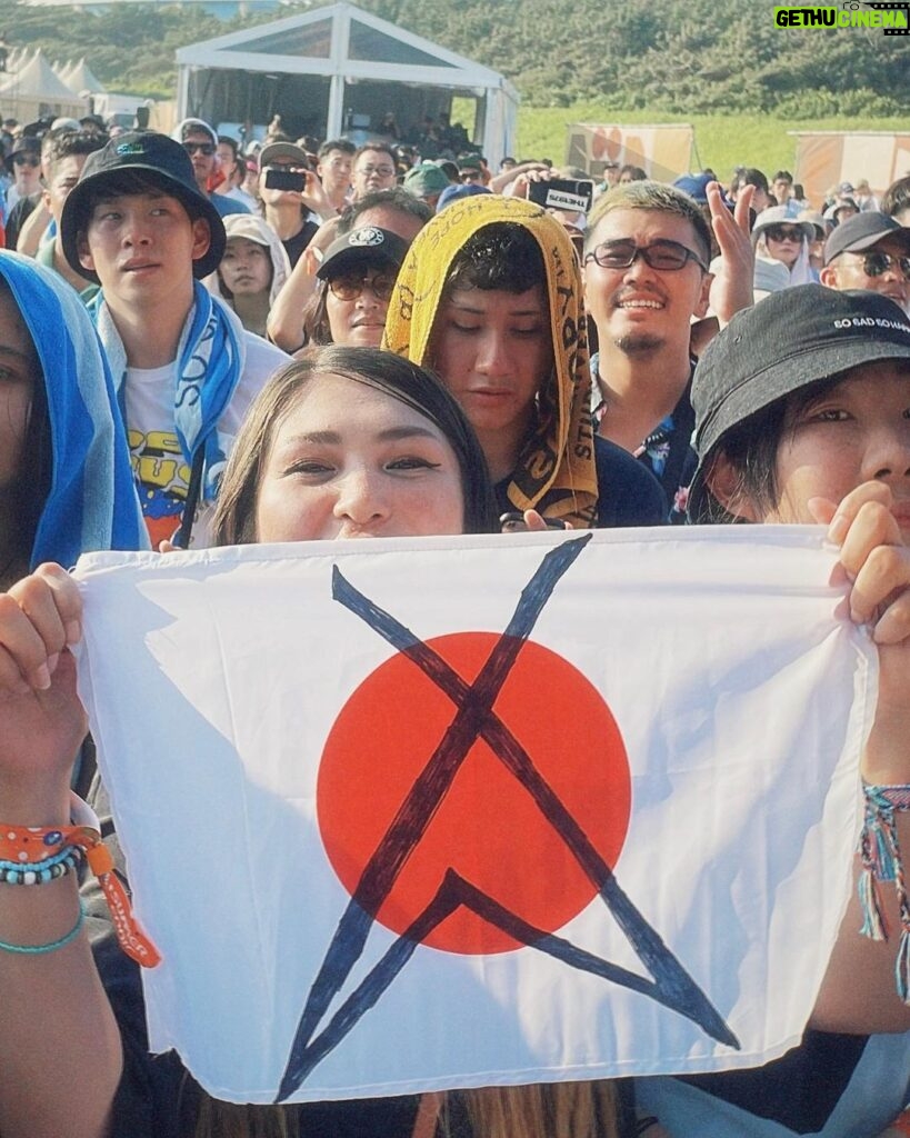 Camilo Instagram - 1. Bajarme del escenario a mojarme con agua salobre en la playa de Tokyo. 2. SALTAAAANDO TOKYOOO 3. Thanks for opening the doors between our worlds @iamgenhoshino 4. Love and respect @jacobcollier 5. 6. 7. LA TRIBUUUUUUU ⛺️🔥🇯🇵