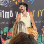 Camilo Instagram - #ad Familia de New York, con orgullo les comparto esta colaboración #ritmoycolormcd junto a @mcdonalds y @carlisimaultra Carla es una gran artista visual que tuvo la oportunidad de intervenir un restaurante McDonald’s en la cuidad de Ny con sus murales inspirados en su latinidad y en su país de origen, Ecuador. Vayan a ritmoycolormcd.com para más información 🔥🔥