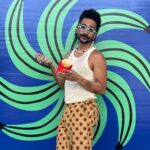Camilo Instagram - #ad Familia de New York, con orgullo les comparto esta colaboración #ritmoycolormcd junto a @mcdonalds y @carlisimaultra Carla es una gran artista visual que tuvo la oportunidad de intervenir un restaurante McDonald’s en la cuidad de Ny con sus murales inspirados en su latinidad y en su país de origen, Ecuador. Vayan a ritmoycolormcd.com para más información 🔥🔥