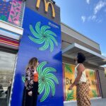 Camilo Instagram - #ad Familia de New York, con orgullo les comparto esta colaboración #ritmoycolormcd junto a @mcdonalds y @carlisimaultra Carla es una gran artista visual que tuvo la oportunidad de intervenir un restaurante McDonald’s en la cuidad de Ny con sus murales inspirados en su latinidad y en su país de origen, Ecuador. Vayan a ritmoycolormcd.com para más información 🔥🔥