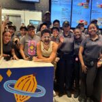 Camilo Instagram - #ad Familia de New York, con orgullo les comparto esta colaboración #ritmoycolormcd junto a @mcdonalds y @carlisimaultra Carla es una gran artista visual que tuvo la oportunidad de intervenir un restaurante McDonald’s en la cuidad de Ny con sus murales inspirados en su latinidad y en su país de origen, Ecuador. Vayan a ritmoycolormcd.com para más información 🔥🔥