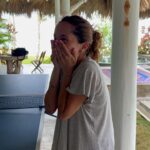 Camilo Instagram - Amanecí ilusionado porque hoy sale mi álbum DELUXE… y Dios me sorprendió con esto: Evaluna descubrió un colibrí que se perdió dentro de la casa y estaba asustado. Tratamos de ayudarlo, y nos permitió conocerlo, conversar con él, Evaluna le preparo un poquito de beber, nos hicimos amigos y pudimos acompañarlo hasta el momento en que retomó su vuelo. Cuando estaba listo para irse, salió a volar y se montó en mi cabeza como despidiéndose, y regalándome uno de los momentos más lindos de mi vida. Yo no sé cómo se comunica Dios con ustedes, pero conmigo lo hace así.