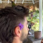 Camilo Instagram - Amanecí ilusionado porque hoy sale mi álbum DELUXE… y Dios me sorprendió con esto: Evaluna descubrió un colibrí que se perdió dentro de la casa y estaba asustado. Tratamos de ayudarlo, y nos permitió conocerlo, conversar con él, Evaluna le preparo un poquito de beber, nos hicimos amigos y pudimos acompañarlo hasta el momento en que retomó su vuelo. Cuando estaba listo para irse, salió a volar y se montó en mi cabeza como despidiéndose, y regalándome uno de los momentos más lindos de mi vida. Yo no sé cómo se comunica Dios con ustedes, pero conmigo lo hace así.