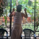 Camilo Instagram - En el aeropuerto, apenas llegué, con el corazón a mil por estar en Montería, una niña me preguntó si podía orar muy rápido. Le dije que sí y dijo: “Gracias Padre, porque Camilo regresó a su casa”. Ahí se completó mi corazón! 1. Volver a 2C 📝 2. Dos Monterianos volviendo a casa. Gracias @manuelturizo por esta invitación. Te admiro profundísimamente. 3. En este patio nunca pasó el tiempo 4. Peto 4 the soul 🥣 5. Mi niñez sigue jugando en estas canchas 6. Timbrando en la primera casa que recuerdo para que me dejaran entrar a recordar. 7. Yo me quedo aquí debajo de la bonga 🌳 8. Vueltiao 9. Lágrimas de nostalgia y ganas de volver a estar ahí. Montería - Córdoba