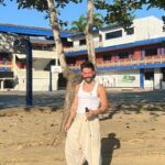 Camilo Instagram - En el aeropuerto, apenas llegué, con el corazón a mil por estar en Montería, una niña me preguntó si podía orar muy rápido. Le dije que sí y dijo: “Gracias Padre, porque Camilo regresó a su casa”. Ahí se completó mi corazón! 1. Volver a 2C 📝 2. Dos Monterianos volviendo a casa. Gracias @manuelturizo por esta invitación. Te admiro profundísimamente. 3. En este patio nunca pasó el tiempo 4. Peto 4 the soul 🥣 5. Mi niñez sigue jugando en estas canchas 6. Timbrando en la primera casa que recuerdo para que me dejaran entrar a recordar. 7. Yo me quedo aquí debajo de la bonga 🌳 8. Vueltiao 9. Lágrimas de nostalgia y ganas de volver a estar ahí. Montería - Córdoba